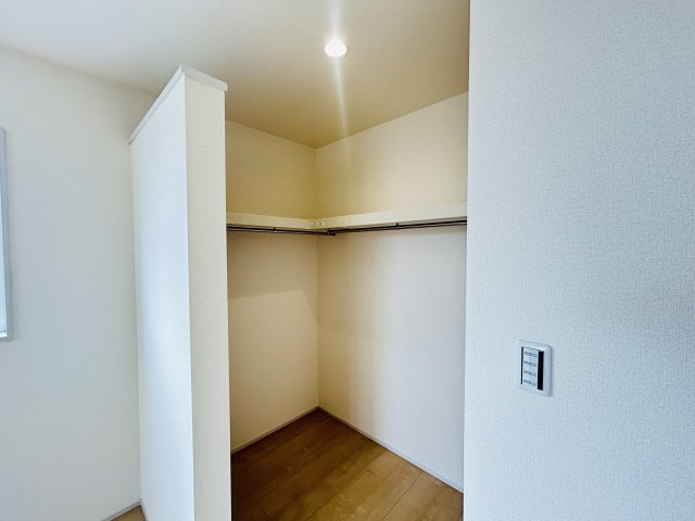 現地写真　主寝室の大型のウォークインクローゼットは収納ラクラク、お部屋スッキリ♪       　