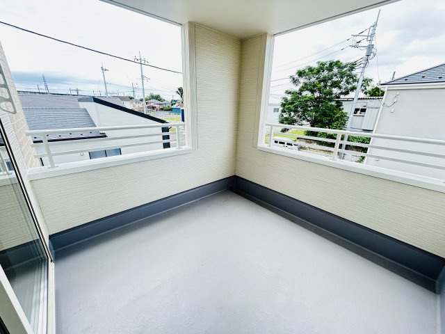 現地写真　インナーバルコニーで少しの雨なら濡れずにすみます。天気が怪しいけど…という悩みも解消ですね!         　　