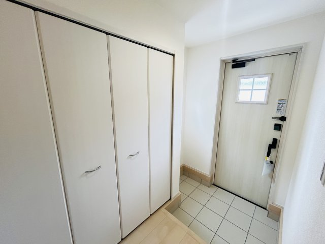 現地写真　約30足収納できる下駄箱は中で段の高さを調節できるのでブーツ等もきっちりしまえます！　      　