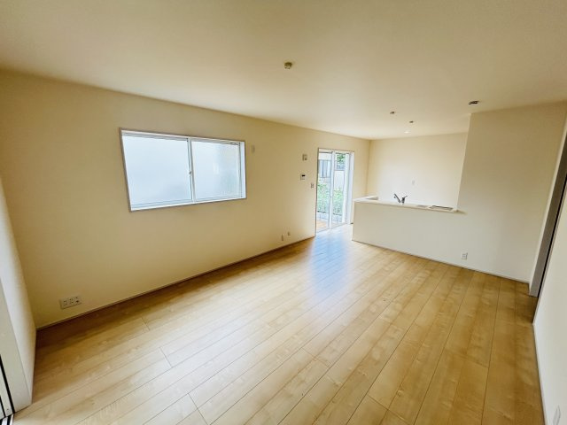 現地写真　家族の会話が弾む対面キッチン。お子様の様子も確認できて安心ですね。　
