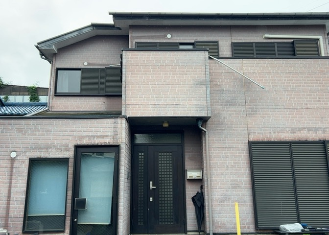 家を建てる場合、方位は要チェックです。現実的に日当たりのよい家ならばリビングは南側、建築基準法でも北側に当たる家への配慮は求められています。土地を見学に行く際は、方位磁針を持って行くようにしましょう。