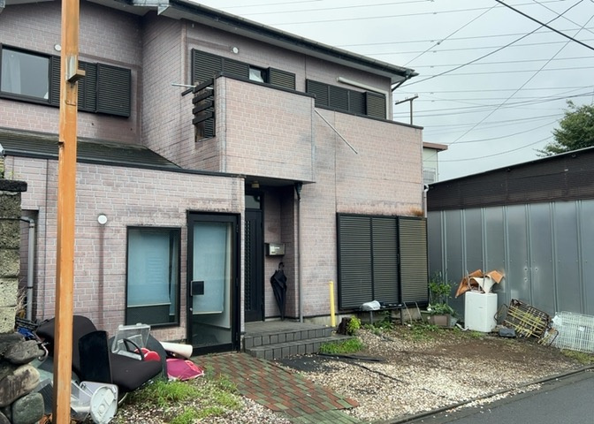 土地の前の道路に消火栓が設置されていることがあります。この場合、道路交通法第45条第1項により、駐車禁止の場所が指定されています。そのため、車庫などの駐車スペースをつくることができない場合があります。