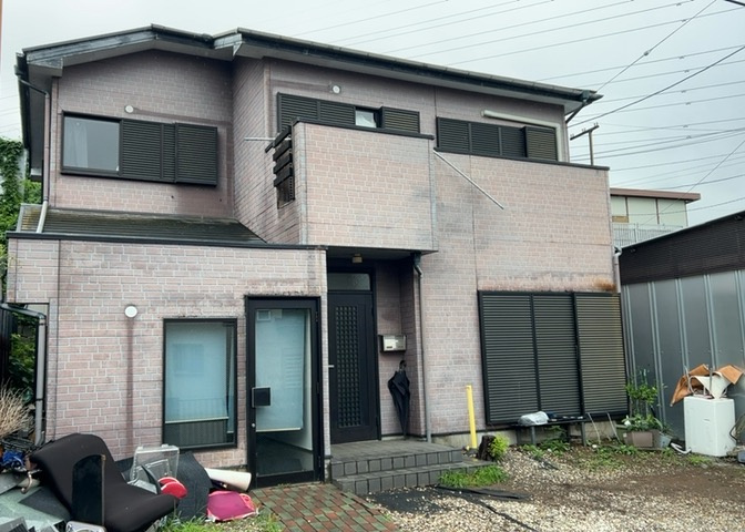 土地購入を検討されている場合、境界杭がない状態で購入してしまうと境界確定測量をする必要があり、費用がかかります。購入の前に、売主、隣土地所有者立ち合いのもと境界を確定し境界杭を設置するのがベストです。