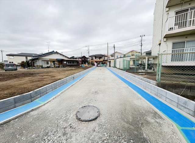 分譲地内新設道路／2026年3月6日撮影　買い物施設や教育施設が身近に揃う、利便性の高い住環境です。