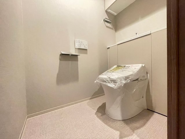 【トイレ】タンクレスな仕様でお手入れもしやすいトイレです！
