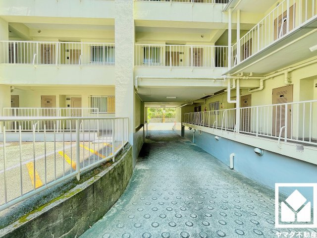 「いかりスーパーマーケット甲陽園店」まで徒歩2分、「ファミリーマート甲陽園駅前店」まで徒歩2分、「コープ甲陽園」まで徒歩9分など、お買い物施設が徒歩圏内に複数あり便利な住環境です。
