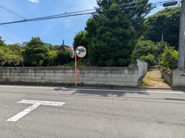 カーブミラー設置で視界良好な前面道路。敷地周囲はブロック塀で囲まれ、防犯面でも安心感があります。