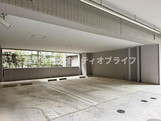 敷地内駐車場。建物下の屋根付き区画で、愛車を雨や直射日光から守りやすい造りです。※現在の空き状況については事前にお問い合わせください。