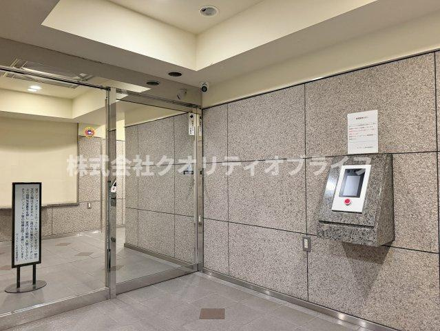 石貼りの壁面や自動ドアガラスがきれいに磨かれたエントランス。防犯カメラも設置されており管理体制良好です。