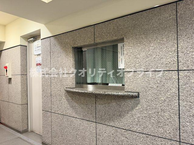 エントランス内の管理員室受付窓口。日々の清掃や設備管理が行き届いており、居住者の安心で快適な暮らしを支えています。