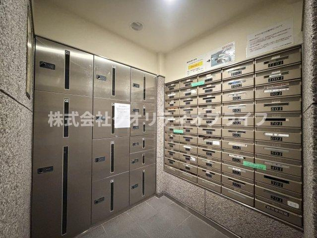 不在時でも荷物を受け取れる宅配ボックスと集合ポスト。お仕事等で忙しい毎日の荷物受け取りもスムーズに行えます。