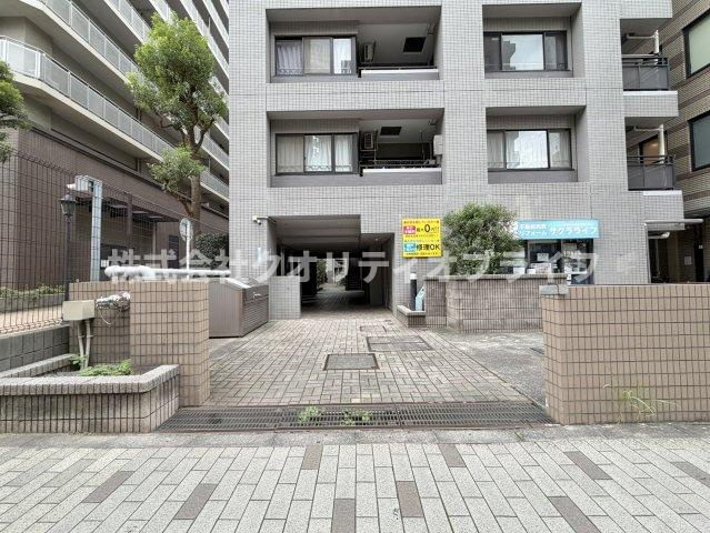前面道路からフラットに繋がるアプローチ部分。段差が少なく荷物の多い日やベビーカーの移動もスムーズに行えます。