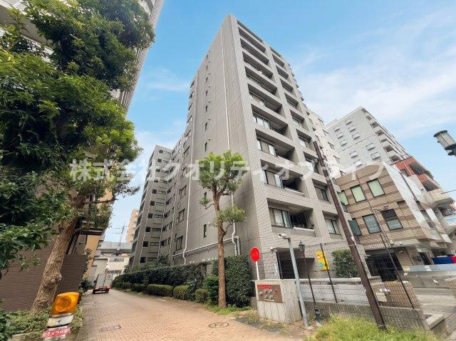 外観写真。前面道路も広くすっきりとした街並みに位置するマンションです。