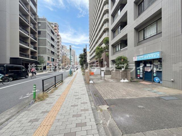前面道路写真。歩道が綺麗に整備されており、フラットで道幅も広いため歩行時も安心感があります。