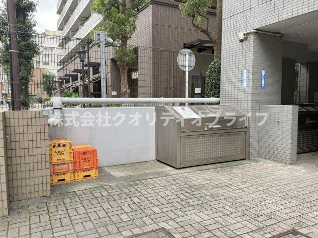 敷地内ゴミ置き場。蓋付きの集積ボックスが設置されており、散らかりにくく衛生的に管理されています。