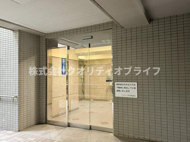 オートロック完備のエントランス。防犯カメラ設置や関係者以外の立ち入りに関する掲示など、セキュリティ意識が高く管理体制良好です。