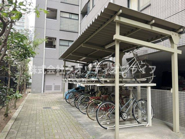 敷地内駐輪場。屋根付きの2段式ラックが設置されており、雨や日差しから大切な自転車を守れます。