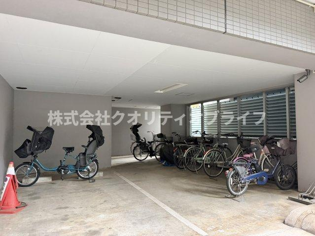建物下（屋内風）の駐輪スペース。雨や風の影響を受けにくく、大切な自転車を安心して保管できます。