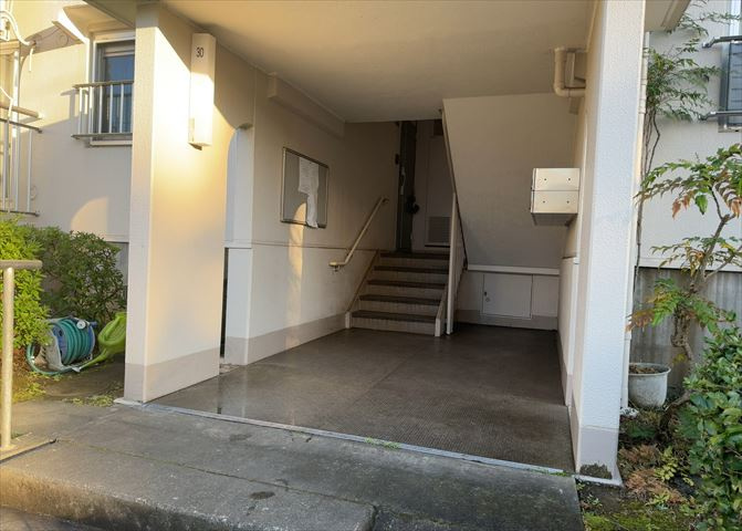 マンションのエントランスには、もともと風よけや防犯の役割がありますが、マンションによって宅配ボックスなどの設備が備わっている所もあります。日々の生活をイメージしながら生活しやすさをチェックしましょう。