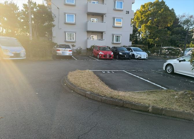 駐車場と明記されていても、最小スペースでつくられた駐車場だと大型車は駐車できなかったり、出入りしにくくなったりする可能性があります。お車のサイズと購入したい物件の駐車場のサイズを現地で確認しましょう。