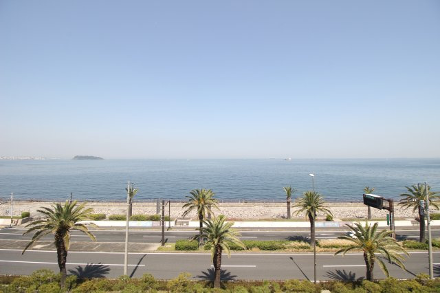 風通しも良く、バルコニーから海一望です♪