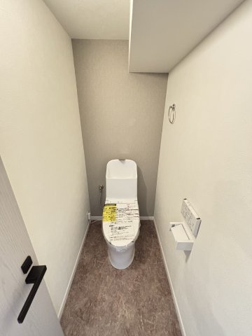 温水洗浄便座機能付きのトイレです。
