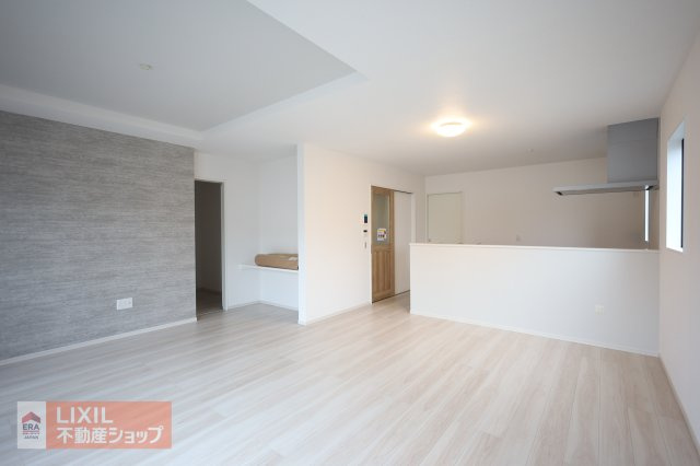 【リビングダイニング】現地完成写真。家族で過ごせるくつろぎの空間