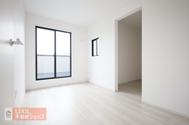 【寝室】現地完成写真。明るい採光の入る主寝室です。
