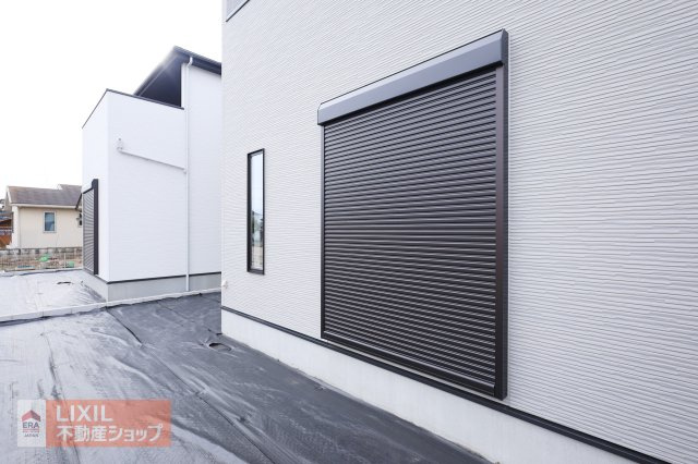 【防犯設備】現地完成写真。1階リビングには雨風の強い日にも役立つ防犯シャッターがついています。