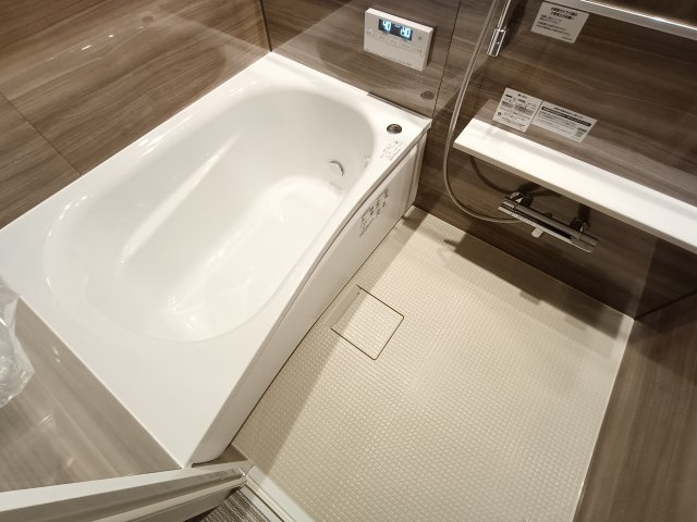 【浴室】　一日の疲れを癒す広々バスルームです。