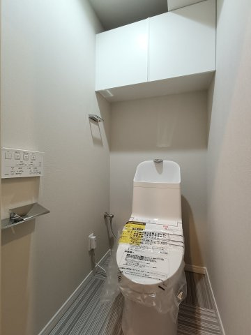 【トイレ】　洗浄機能付きトイレ。上部には収納付で、トイレットペーパー等、買い置きもしやすそうです。