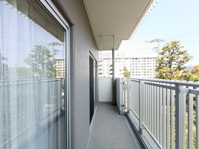 【バルコニー】　充分な広さが確保されたバルコニー。日当たりのよい住宅エリアですので、多くの陽光が降り注ぎ、室内には陽だまりを生み出してくれます。