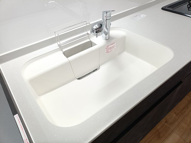 【シンク】　人造大理石のシンクは天板との継ぎ目がないためお手入れがラクラク♪