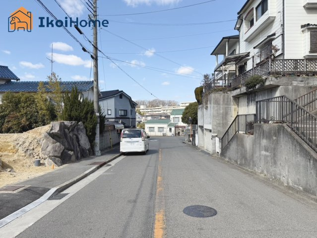 前面道路は7.9ｍ幅で広々しています。駐車がし易く、車の対面のすれ違いも楽にできます。　