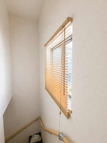 階段にも窓があります