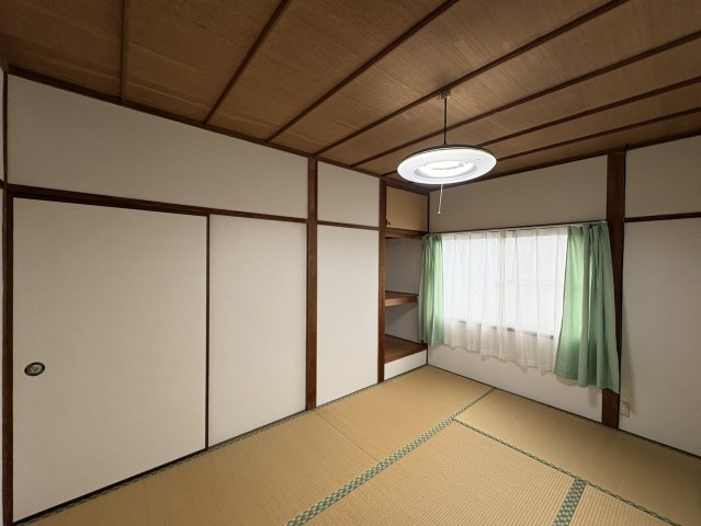 落ち着いた雰囲気が魅力の6帖和室には、押入収納を備えているため、季節用品もすっきり収納可能。畳ならではのやわらかな空間は、寝室や客間、お子様の遊び場としても活躍します。和の趣を感じられる空間です。