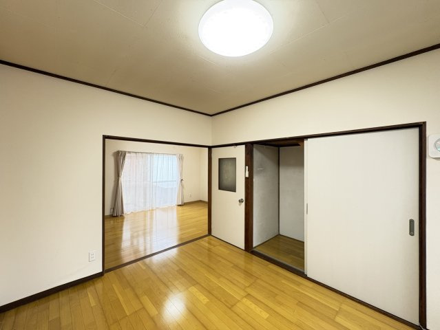 隣接するお部屋と一体利用も可能な洋室です。引戸を開放することで開放感のある広々空間として利用でき、ご家族の団らんや来客時にも便利。用途に応じて空間を仕切れるため、暮らし方の幅が広がる間取りです。