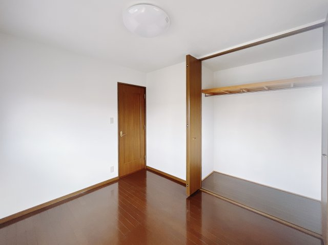 ■洋室｜お子様の一人部屋に最適な居室です。クローゼットも付いているので、お子様が自然とお片付けできる環境に。