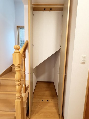 階段下収納には掃除用具入れにもおすすめ！