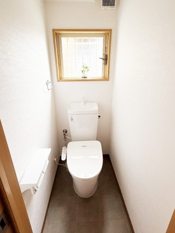 1階トイレです！明るいひかりが差し込みます！
