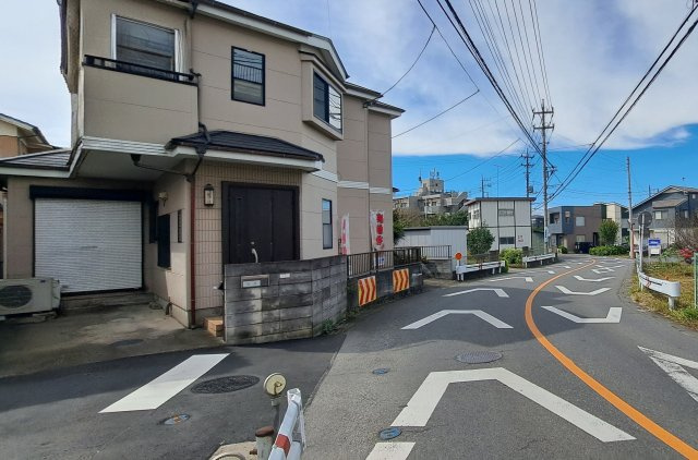 角地で開放感があり、外観もきれいです