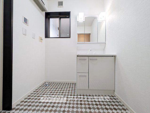 【Laundry　space】　◆ランドリースペース◆洗濯機まわりにゆとりのある設計。浴室換気乾燥機を備えているため、天候を気にせず洗濯ができ、忙しい毎日の家事負担を軽減してくれます。