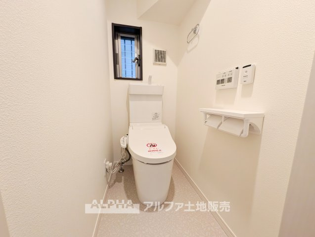 【Warm　water　flush　toilet】　◆温水洗浄便座付きトイレ◆お掃除も楽々。快適に過ごすためには今や欠かせない設備の一つです。壁掛けリモコンで使いやすくいつでも清潔に保てます。