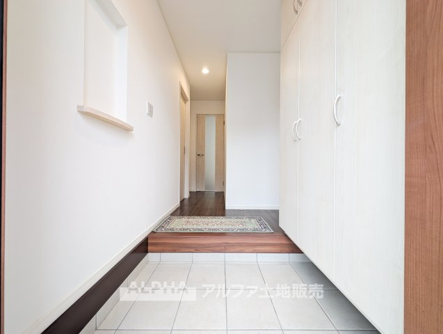 【Entrance　Design】　◆玄関◆出入りのたびに気持ちが整うような落ち着きある玄関空間。シンプルな構成で使いやすく、住まい全体の印象をやわらかく引き立てます。