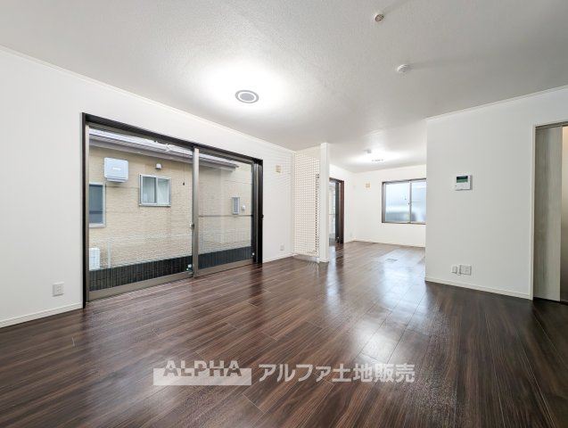 【Living　Space】　◆暮らしの中心◆　家族との団らんや来客時のおもてなし、お子様の遊び場や学習スペースなど、さまざまなライフシーンに対応するリビングです。