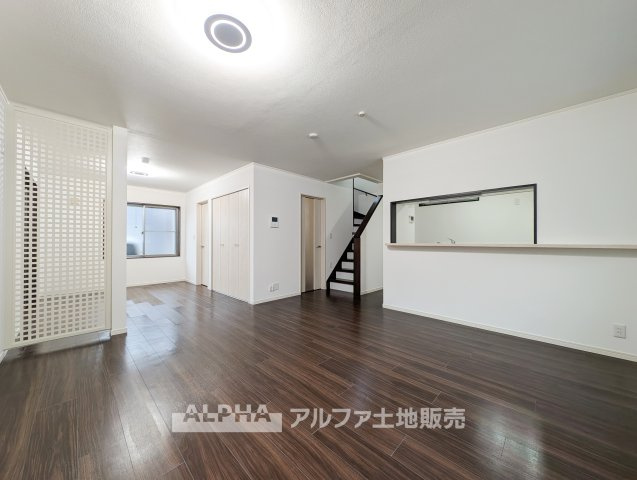 【Daily　Living】　◆毎日に寄り添う◆　朝食を囲む時間から夜のくつろぎまで、家族それぞれの時間をやさしく包み込み、暮らしの中心となるリビングです。