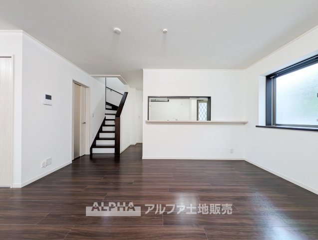 【Family　Living】　◆家族が集うリビング◆　食事のあとも自然と会話が弾み、テレビを囲んでくつろぐ時間を楽しめるリビング。家族が顔を合わせる機会を自然と育む空間です。