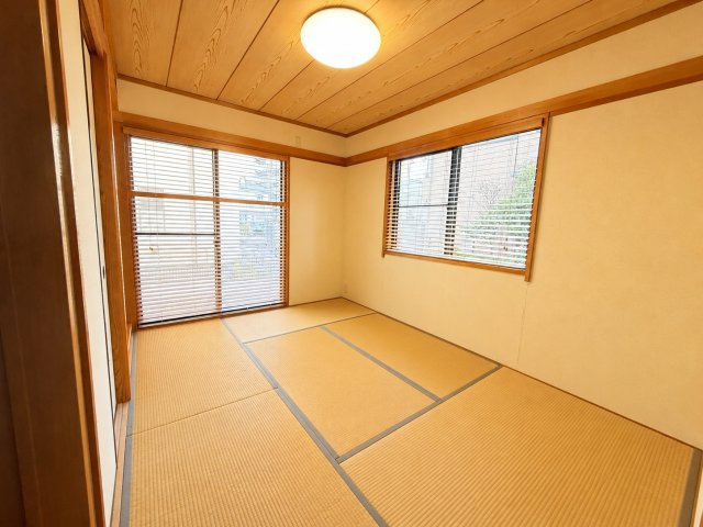LDKに隣接した6帖の和室。客間やお子様の遊び場など多用途に活用できます。リビングと続き間として利用すれば、空間に広がりが生まれます。来客時には独立した居室としても利用でき、使い勝手の良いお部屋です。