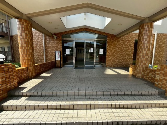 上質なタイルと柔らかな照明が織りなす、迎賓のエントランス。住む人と訪れる人を、心からお迎えします