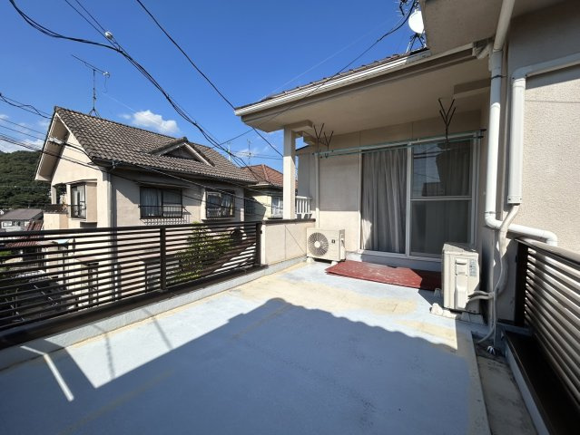 ゆとりを感じられる広さのバルコニーは複数方向に開けたつくりが特徴。洗濯物や布団を干すスペースとしてはもちろん屋外スペースに余裕があることも戸建てならではのポイント。日々の家事にも活用しやすい空間です。